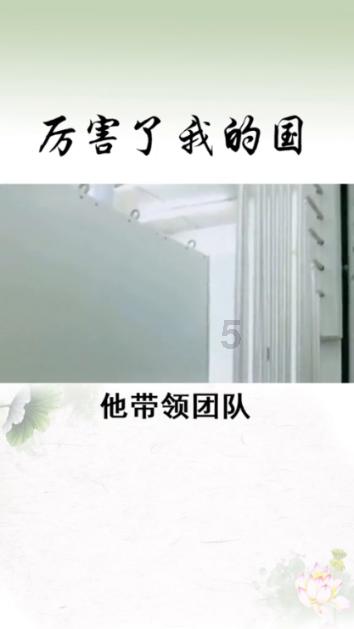 逃离海滩的女孩